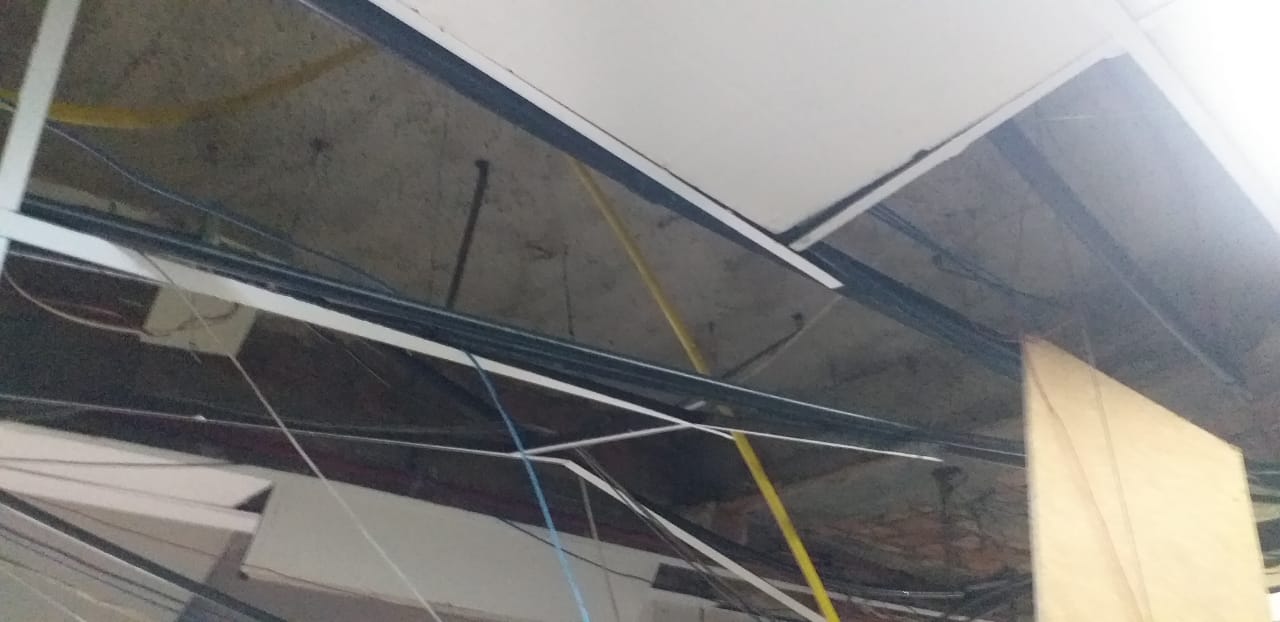 Instalação elétrica do prédio ficou exposta com desabamento do teto